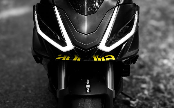 Kit déco APRILIA TUONO V4 21-24 sous phare Jaune - LM STICK’ART